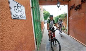 Ciclistas saem da Courrieros para fazer entregas