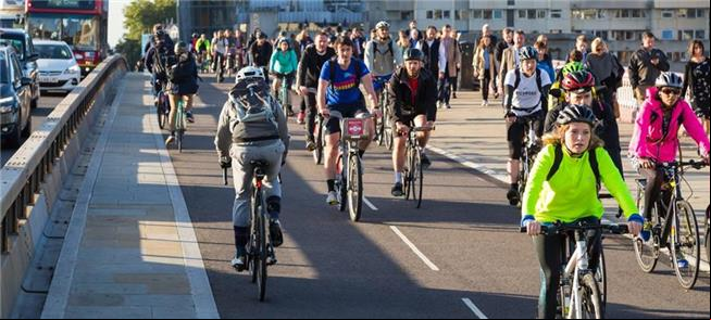 Ciclistas trafegam na BlackFrias Bridge, em Londre