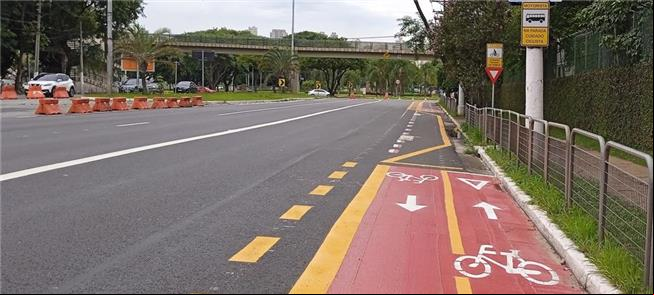 Ciclofaixa implantada na avenida Santos Dumont, em