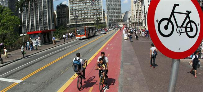 Ciclofaixa no centro de SP é diferente da ciclovia