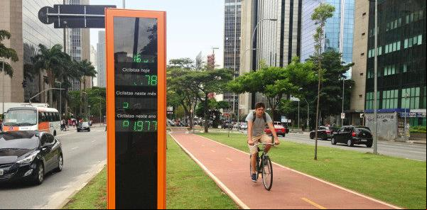 Ciclovia da Faria Lima, com totem de contagem de c