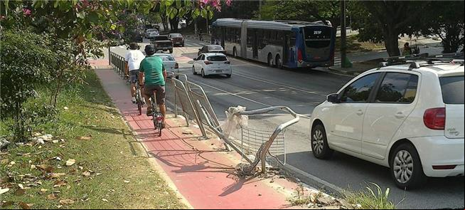 Ciclovia em SP, sem manutenção, com grades destruí