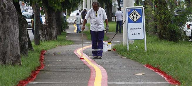 Ciclovia ganha sinalização horizontal e vertical