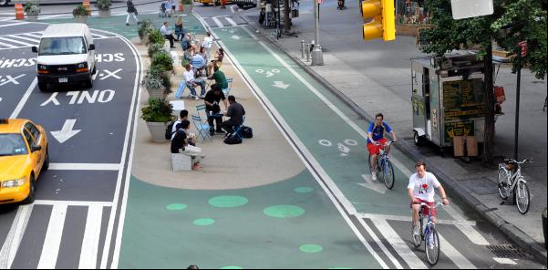 Ciclovias e pracinhas ocupam espaços antes usados