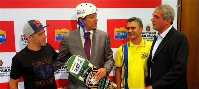 Com esportistas e secretário, prefeito posa de ska