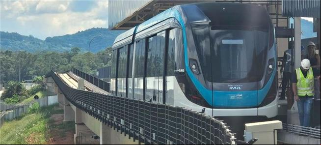 Composição em teste chega a uma estação do Aeromóv