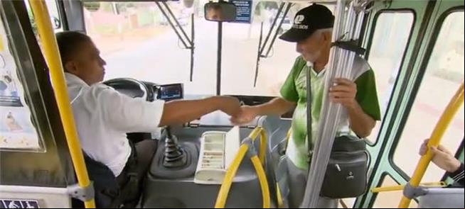 Contra a lei, ônibus em BH estão circulando sem co