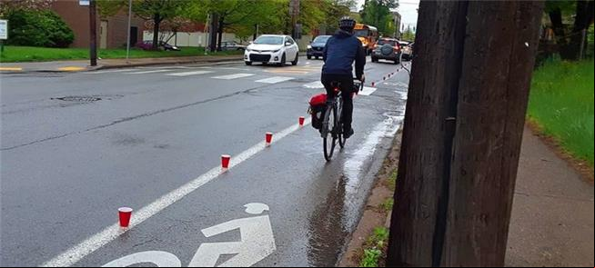 Copos vermelhos demarcam ciclovia desprotegida nos