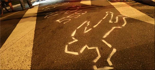 Corpos desenhados representam os 555 mortos