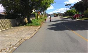 Criança pedala na rua