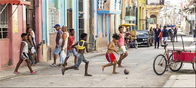 Crianças brincam em uma rua de Havana, Cuba
