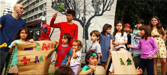 Crianças no ato de protesto contra a obra