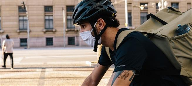 Diego pedala por toda São Paulo para fazer entrega