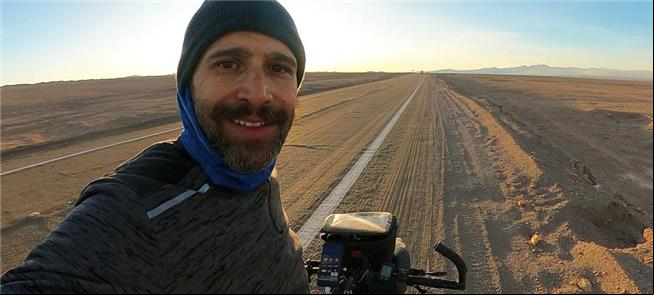 Diego Salgado e sua bike no deserto chileno