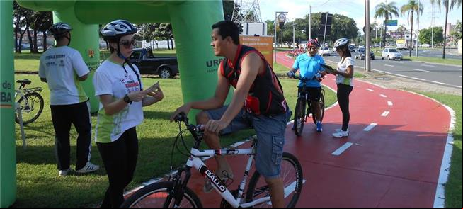 Distribuição de cartilha com dicas aos ciclistas s