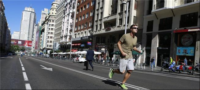 Em pleno centro, pedestre corre no dia sem carro e