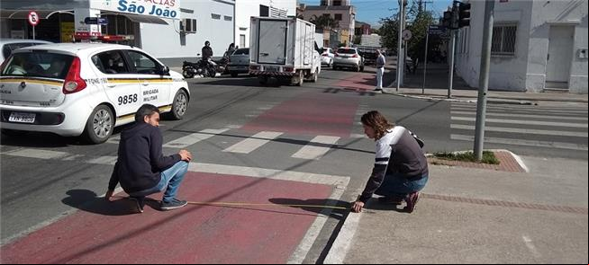 Equipe mede ciclofaixa da rua Prof. Araújo, no Cen