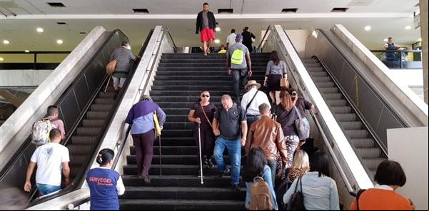 Escadas rolantes quebradas no principal terminal r