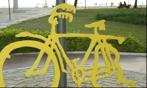 Escultura que fica em uma ciclovia em Santos, SP