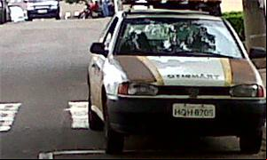 Veículo estacionado sobre faixa de pedestre