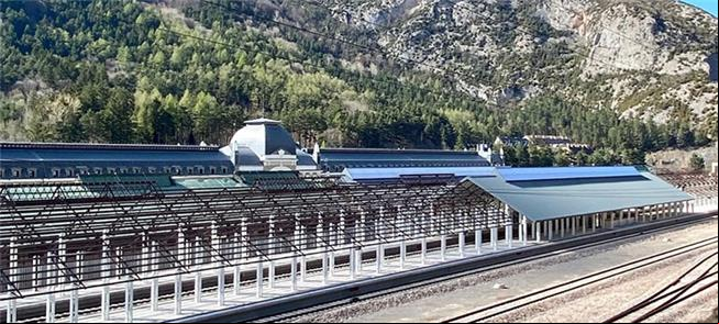 Estrutura da nova estação, com os Pirineus ao fund