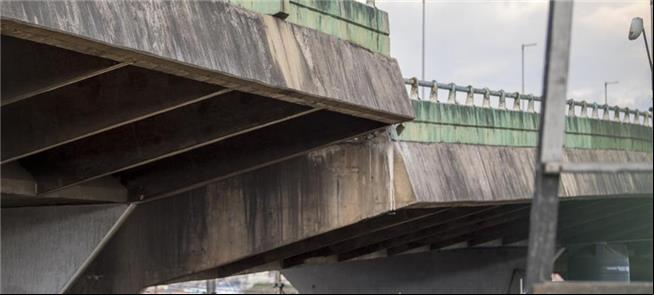 Estrutura rompe e tabuleiro de viaduto cede cerca