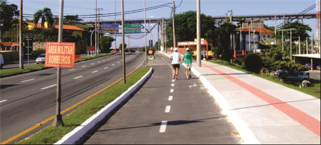 Exemplo de ciclovia e calçada em rodovia urbana