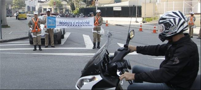 Faixa alerta motos e carros sobre o respeito ao pe