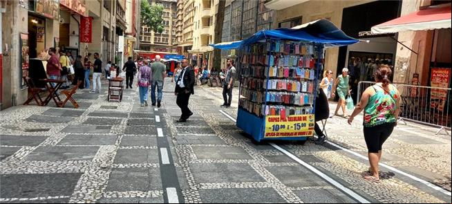 Faixas demarcadas no calçadão: vagas para carros