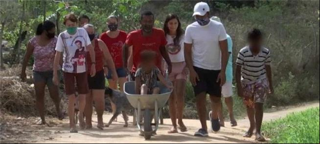 Fazer o quê? Sem transporte, pessoas vão a pé ou c