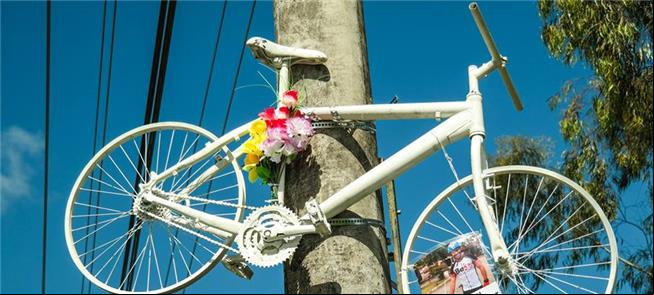 Ghost bike em Floripa. Acalmar o trânsito, querem