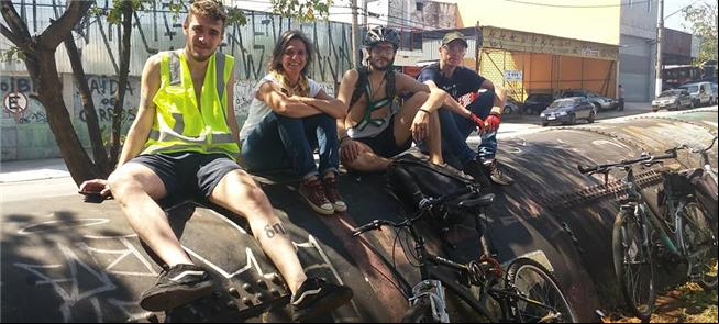 Grupo de ciclistas, durante auditagem das ciclovia