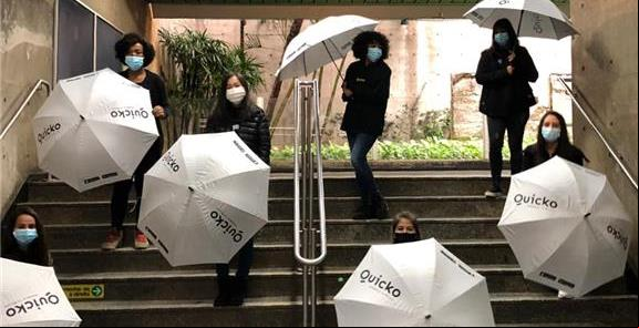 Guarda-chuvas, em dia de frio e contra as aglomera