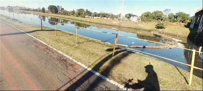 Imagem da área do parque a partir da ciclovia na m