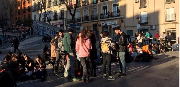 Jovens confraternizam nos espaços públicos de Madr