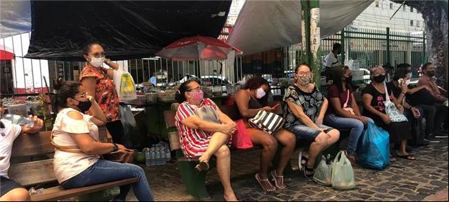 Longa espera nos pontos de ônibus no centro de Ter