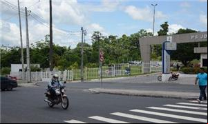 Mesmo em frente a hospitais, motoristas desrespeit
