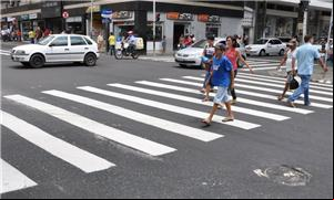 Mesmo na faixa de segurança, o pedestre precisa fi
