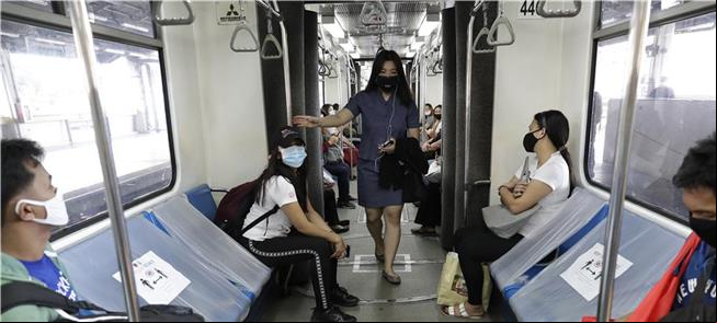 Metrô de Manila, nas Filipinas: assentos bloqueado
