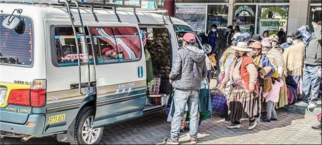 Moradores de El Alto embarcam em uma van