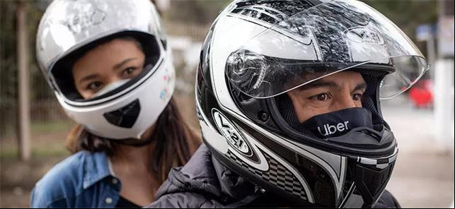 Motociclista a serviço da plataforma Uber