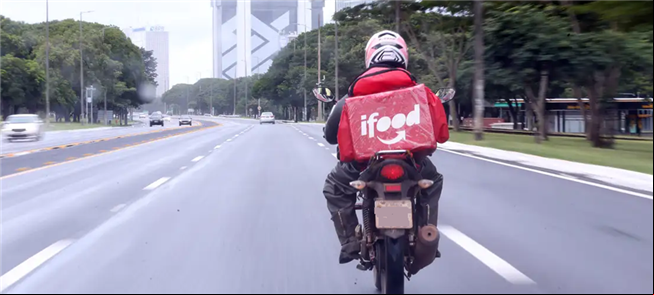 Motociclista de entregas em avenida do Rio
