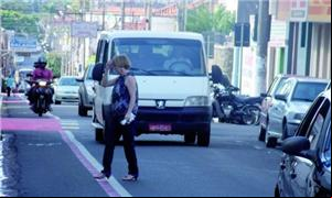 Motociclistas usam o espaço dos ciclistas