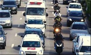 Motos circulam no trânsito entre carros
