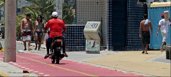 Motos invadem o espaço da ciclovia em Olinda