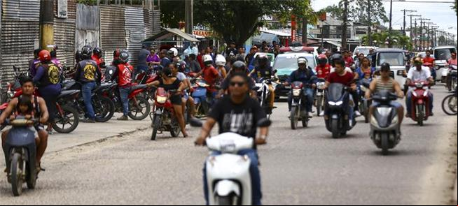 Motos trafegam na cidade de Tabatinga (AM)