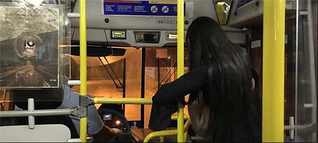 Mulher desembarca de ônibus fora do ponto