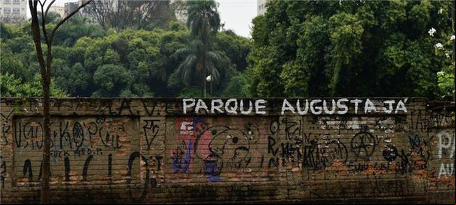 Muro do antigo colégio durante a mobilização para