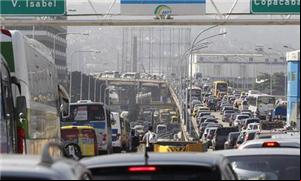 Na chegada ao Rio, ônibus, carros e motos disputam