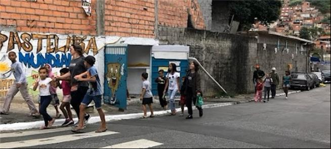 Nas periferias, caminhar é a forma mais usada de t